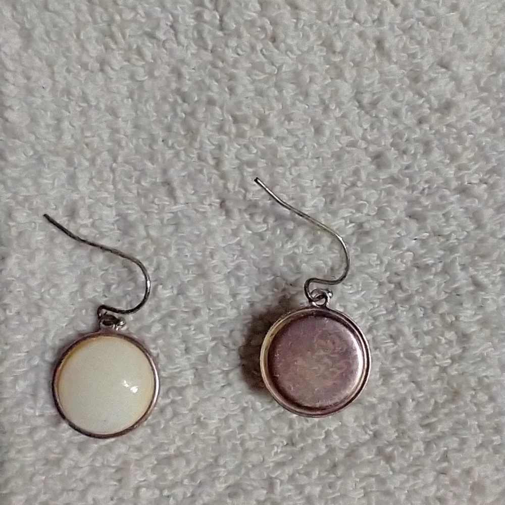Round white wire earrings